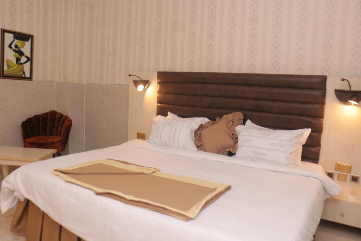 Candellux Imperial Hotel and Suites - Housity