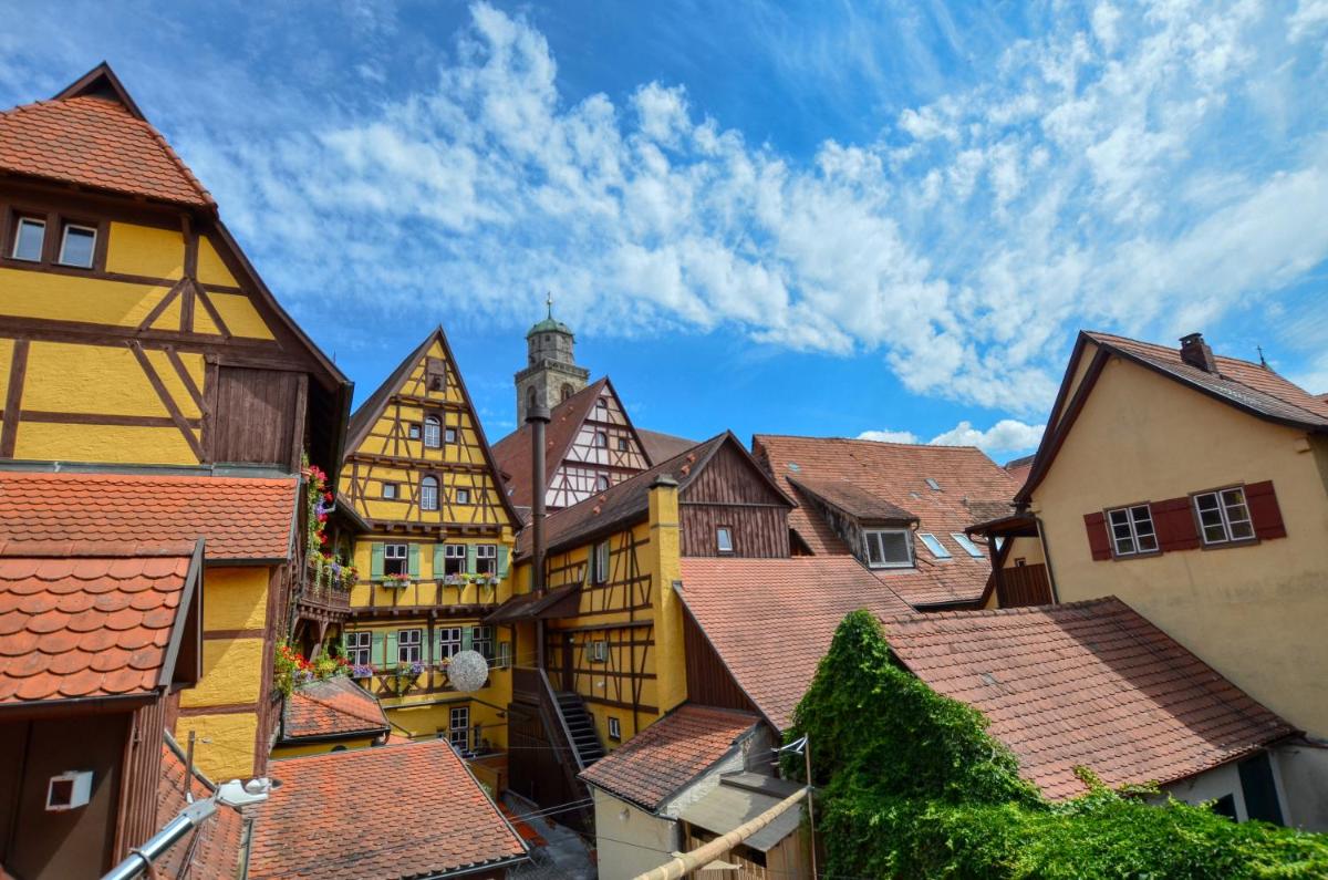 Blick auf eine Stadt mit gelben Häusern in der Unterkunft HOTEL & SPA Goldene Rose in Dinkelsbühl