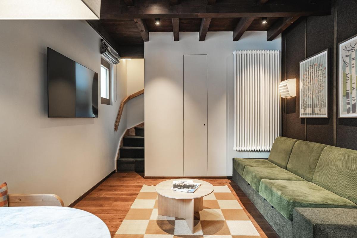 un salon avec un canapé et une table dans l'établissement Appartements de l'Héliopic, à Chamonix-Mont-Blanc