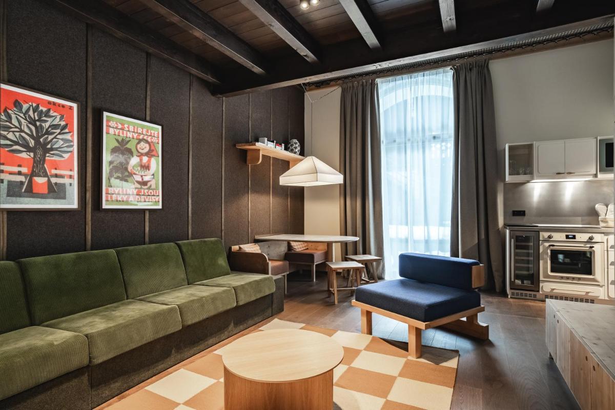 un salon avec un canapé vert et une table dans l'établissement Appartements de l'Héliopic, à Chamonix-Mont-Blanc