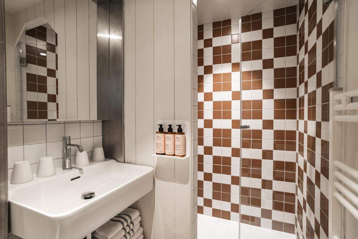Salle de bains dans l'établissement Appartements de l'Héliopic