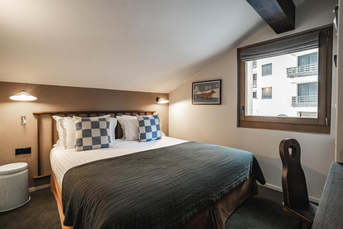 une chambre avec un lit et une fenêtre dans l'établissement Appartements de l'Héliopic, à Chamonix-Mont-Blanc 69 autres photos