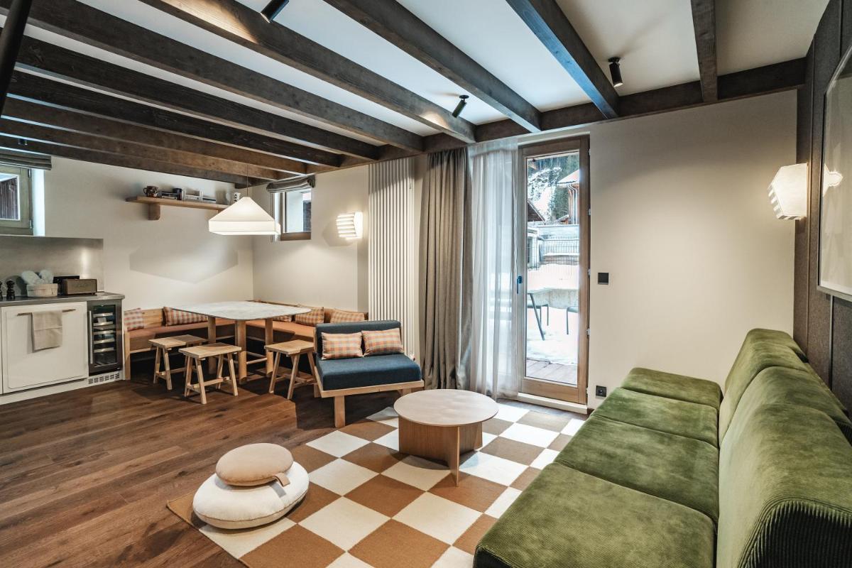 un salon avec un canapé et une table dans l'établissement Appartements de l'Héliopic, à Chamonix-Mont-Blanc