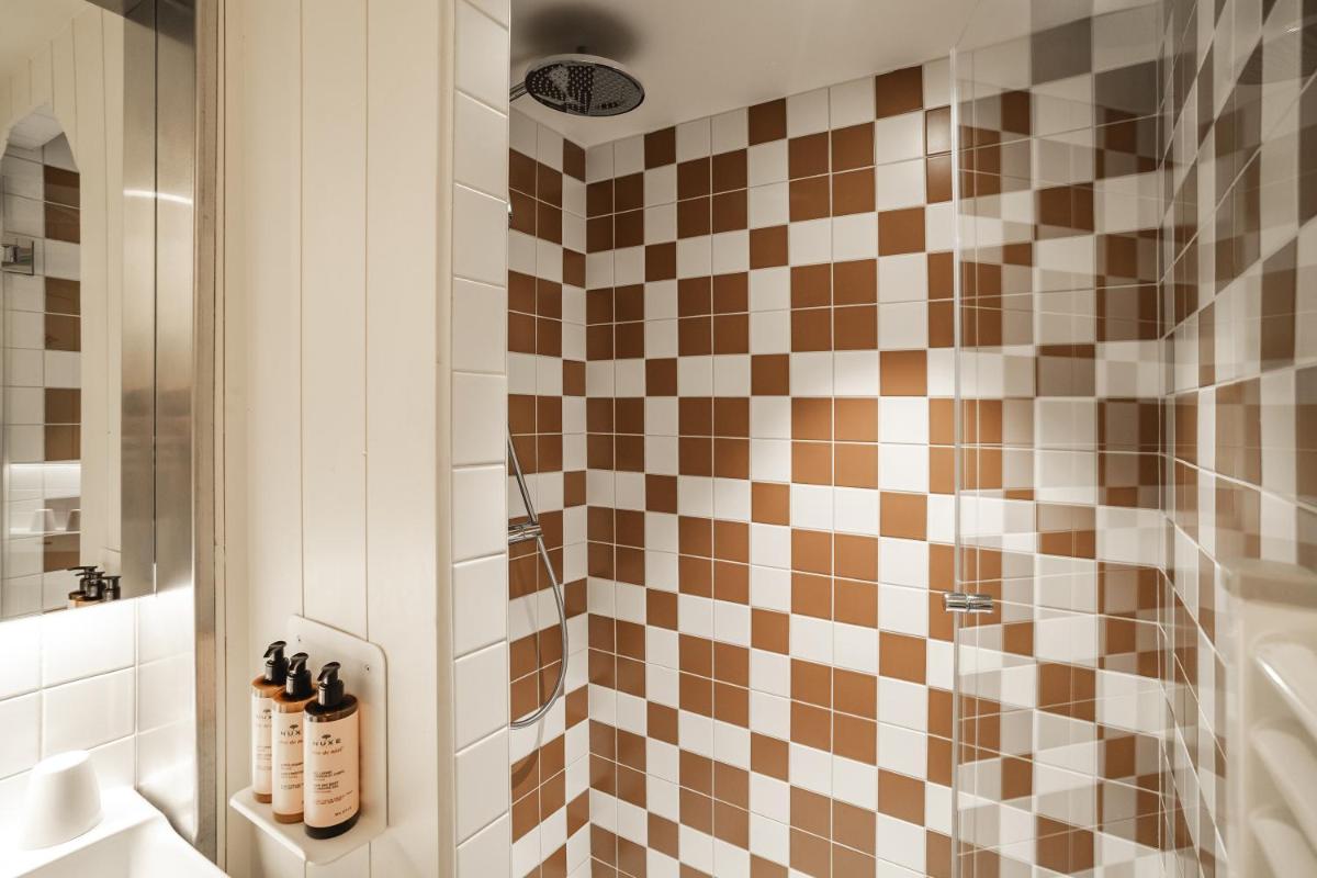 Salle de bains dans l'établissement Appartements de l'Héliopic