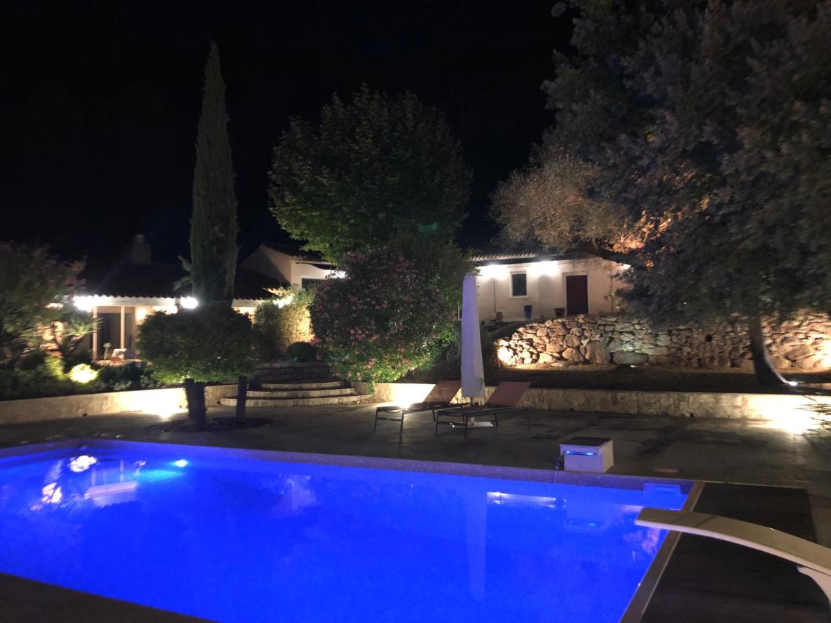 Propriété : 300 M² + (25 M² d'annexe / Pool House) sur 5 ha boisé à 10' d'Aix en Provence - Housity