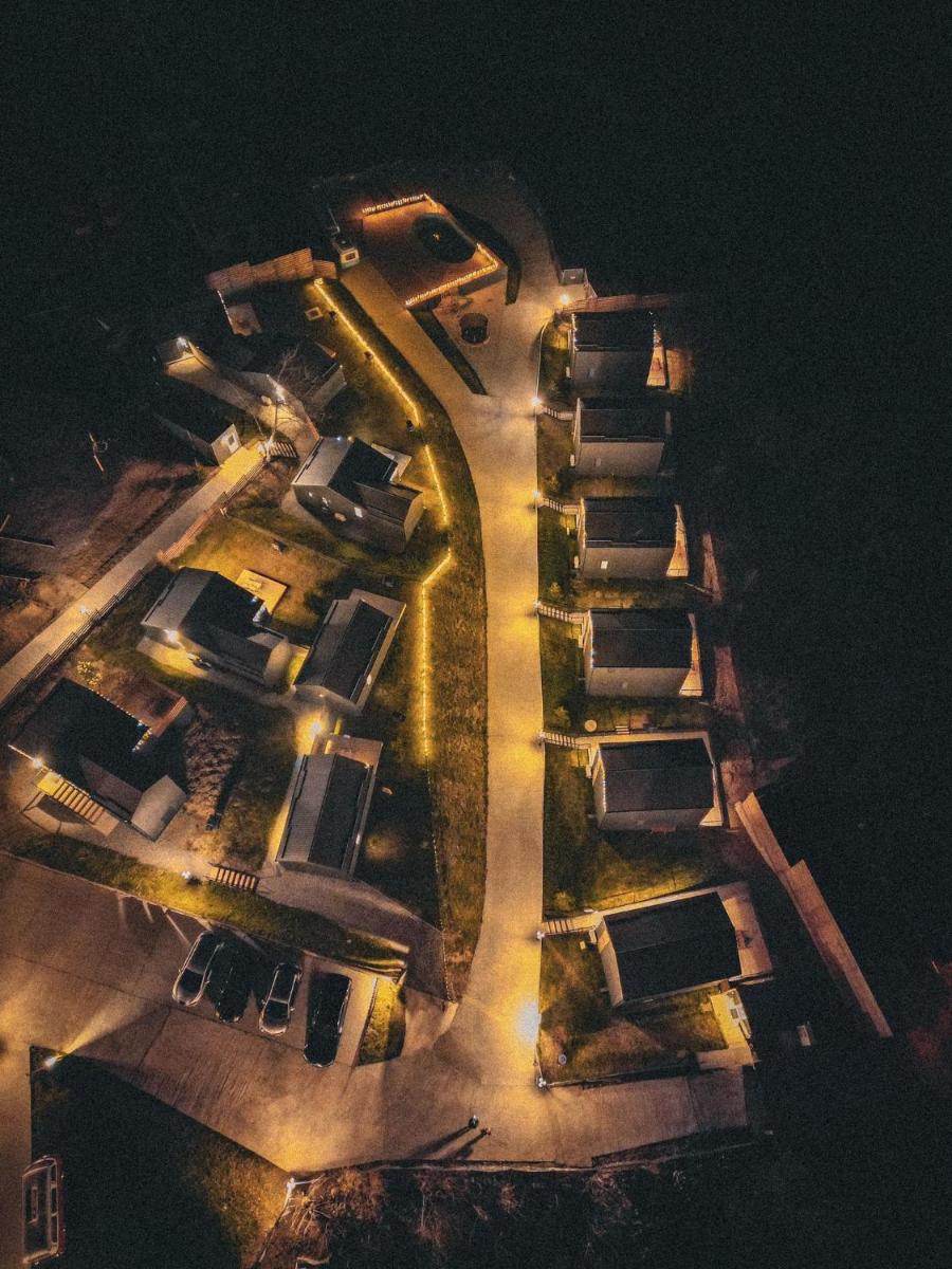 Moon Village Comarnic - Housity