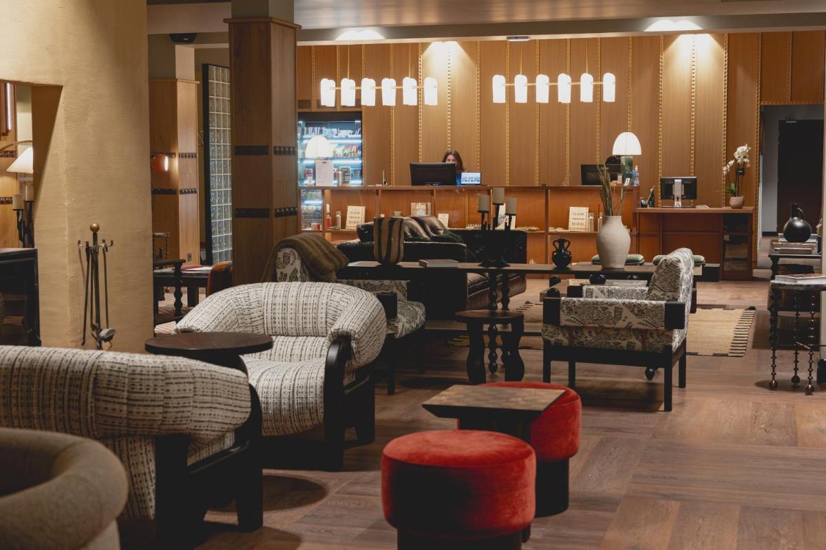 Coin salon dans l'établissement Hôtel Les Aiglons Chamonix