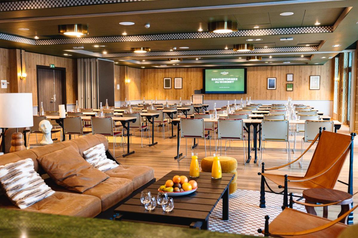 Coin salon dans l'établissement Hôtel Les Aiglons Chamonix