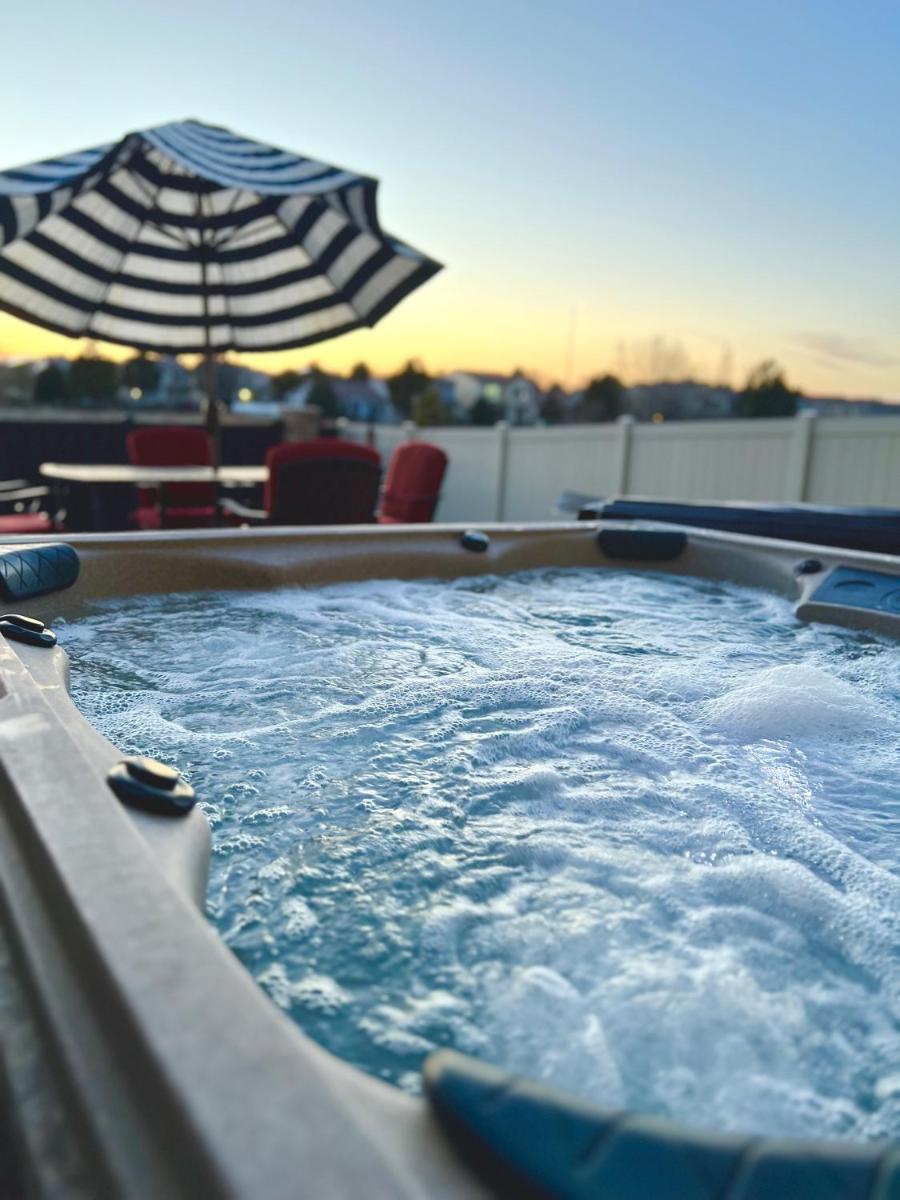 Mountain View House with Jacuzzi 5 beds 3 full bath near Airport - Housity