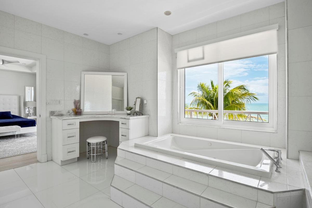 White House - Exclusive Luxury Beachfront Villa - Private White Sand Beach - Housity