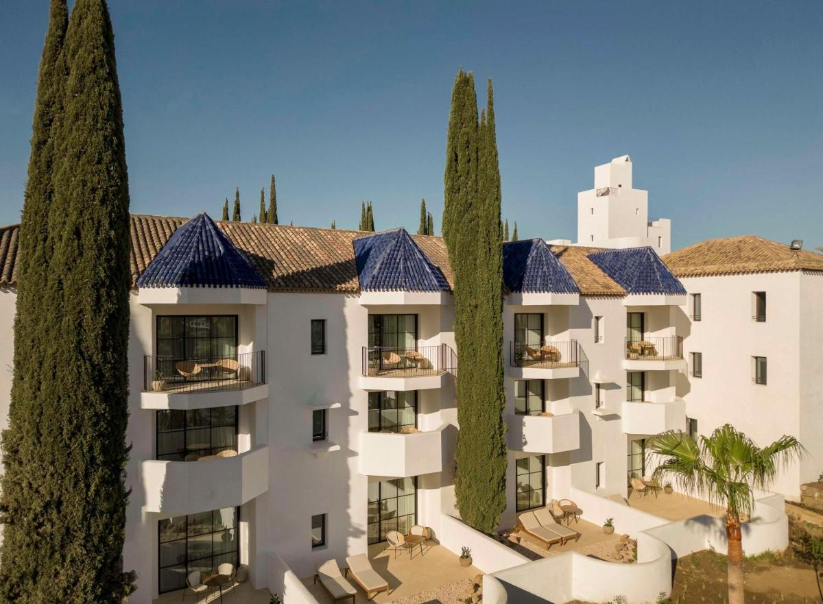 una vista aérea de un edificio con árboles en La Zambra Resort Mijas - Marbella - The Unbound Collection by Hyatt, en Mijas