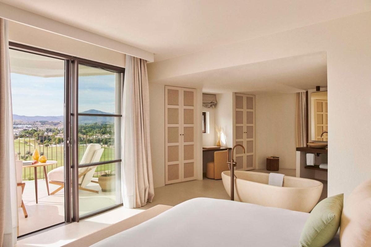 Cama o camas de una habitación en La Zambra Resort Mijas - Marbella - The Unbound Collection by Hyatt