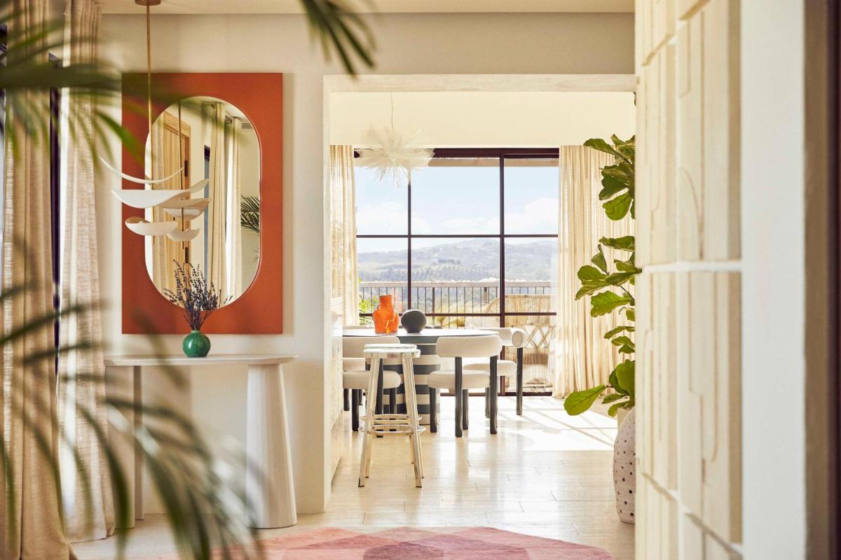 Un restaurante o sitio para comer en La Zambra Resort Mijas - Marbella - The Unbound Collection by Hyatt