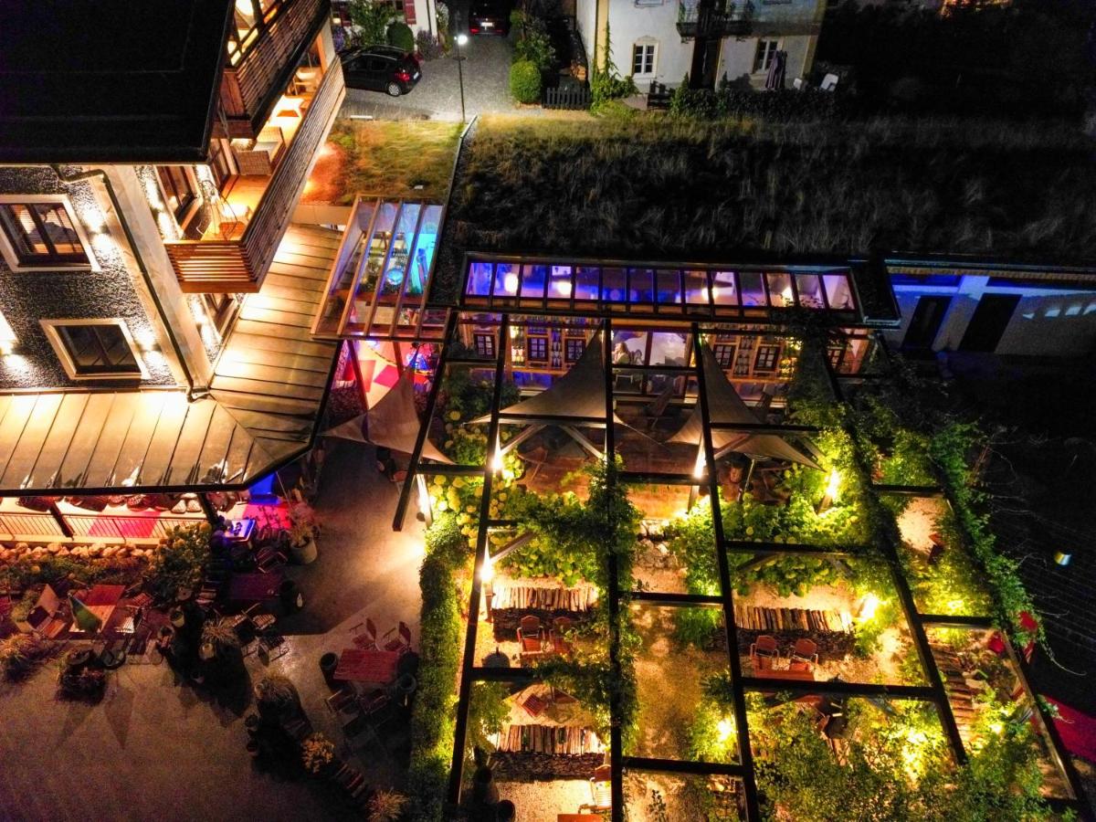 einen Ausblick über ein Restaurant in der Nacht in der Unterkunft Design Hotel ALPENLIEBE - - - - Boutique-Flair - - - - in Inzell