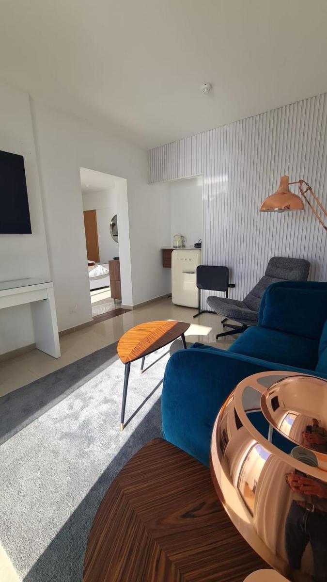 Uma televisão e/ou sistema de entretenimento em Rocamar Exclusive Hotel & Spa - Adults Only