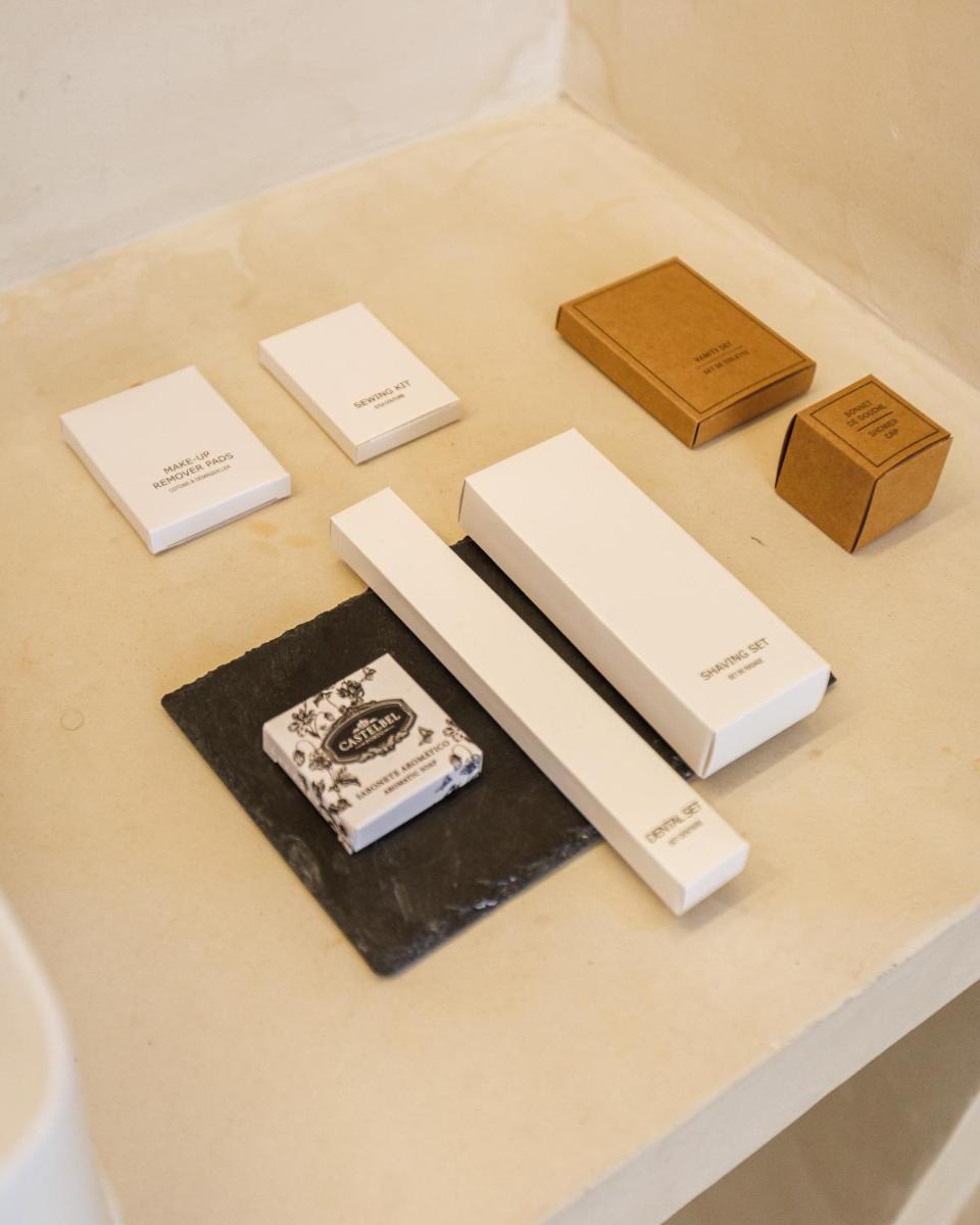 uma mesa com cartas e caixas em cima dela em Sorraia Hotel Rural em Santa Justa