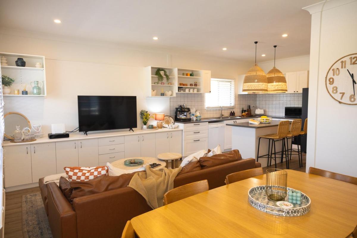 Comfortable Beach Home Scarborough - Housity