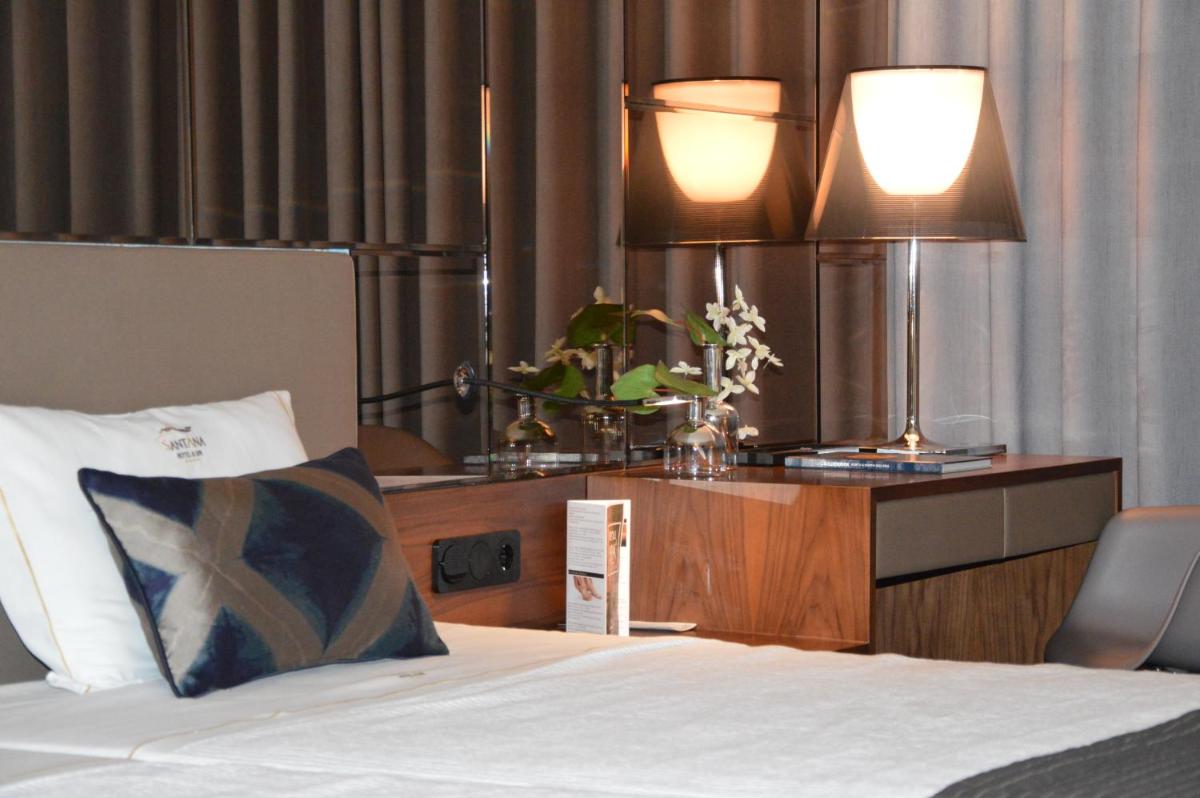 Uma cama ou camas num quarto em Santana Hotel & SPA
