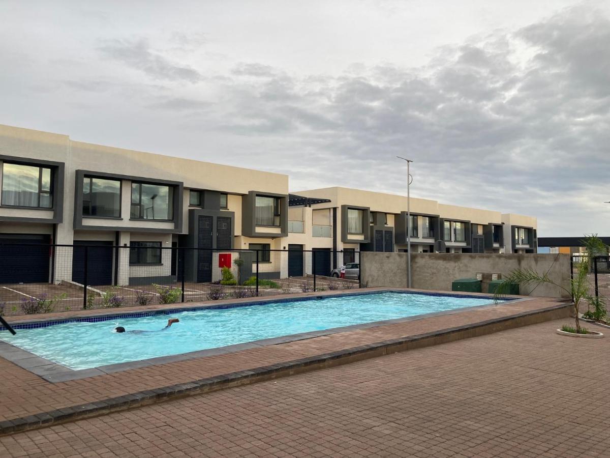 Urban Awe Apartment- Setlhoa - Hizvo