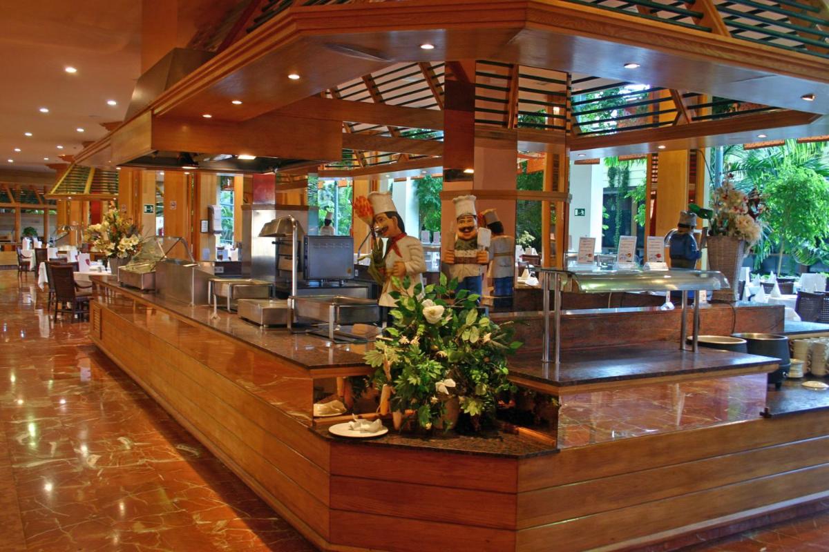 Un restaurante o sitio para comer en Beatriz Costa & Spa