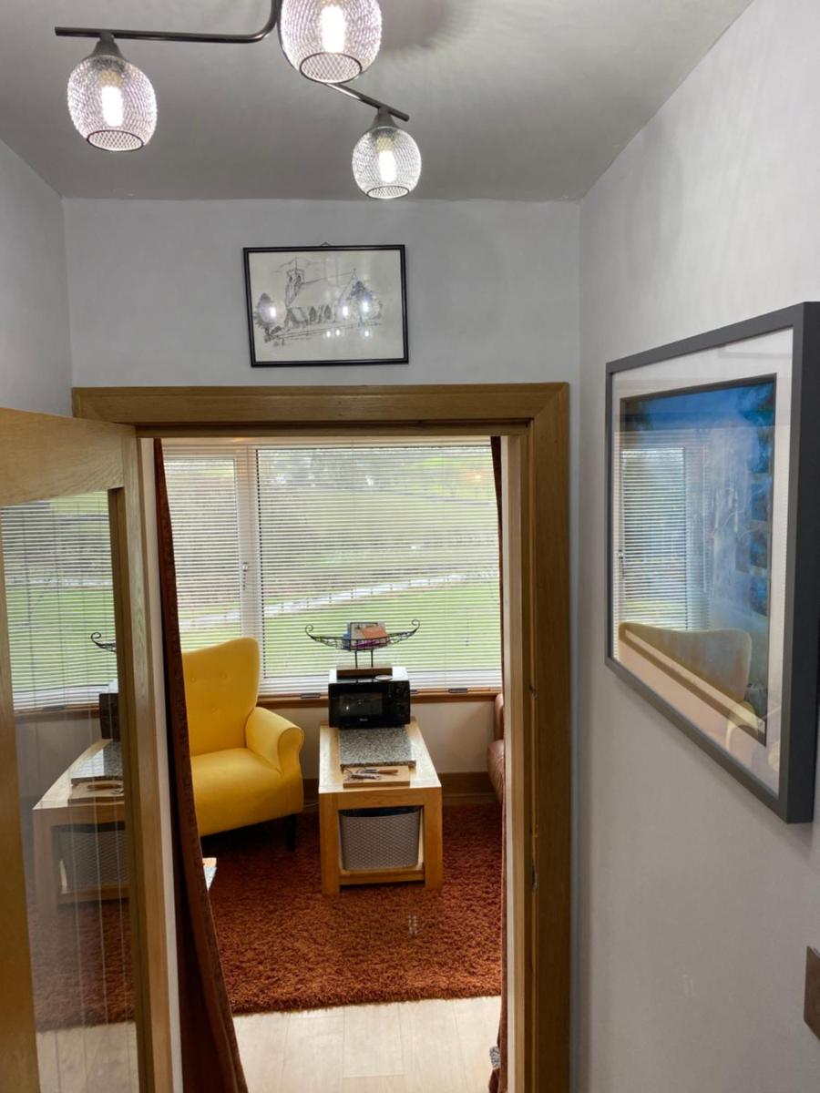 Jacquie's B&B -Dumfries-Room with a view - hot tub - Housity
