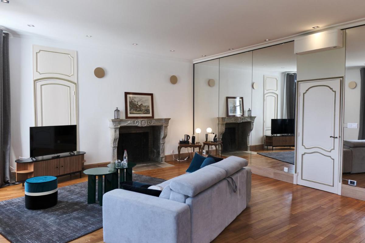 Télévision ou salle de divertissement dans l'établissement Domaine Du Roncemay - Hôtel, Restaurants, Spa & Golf