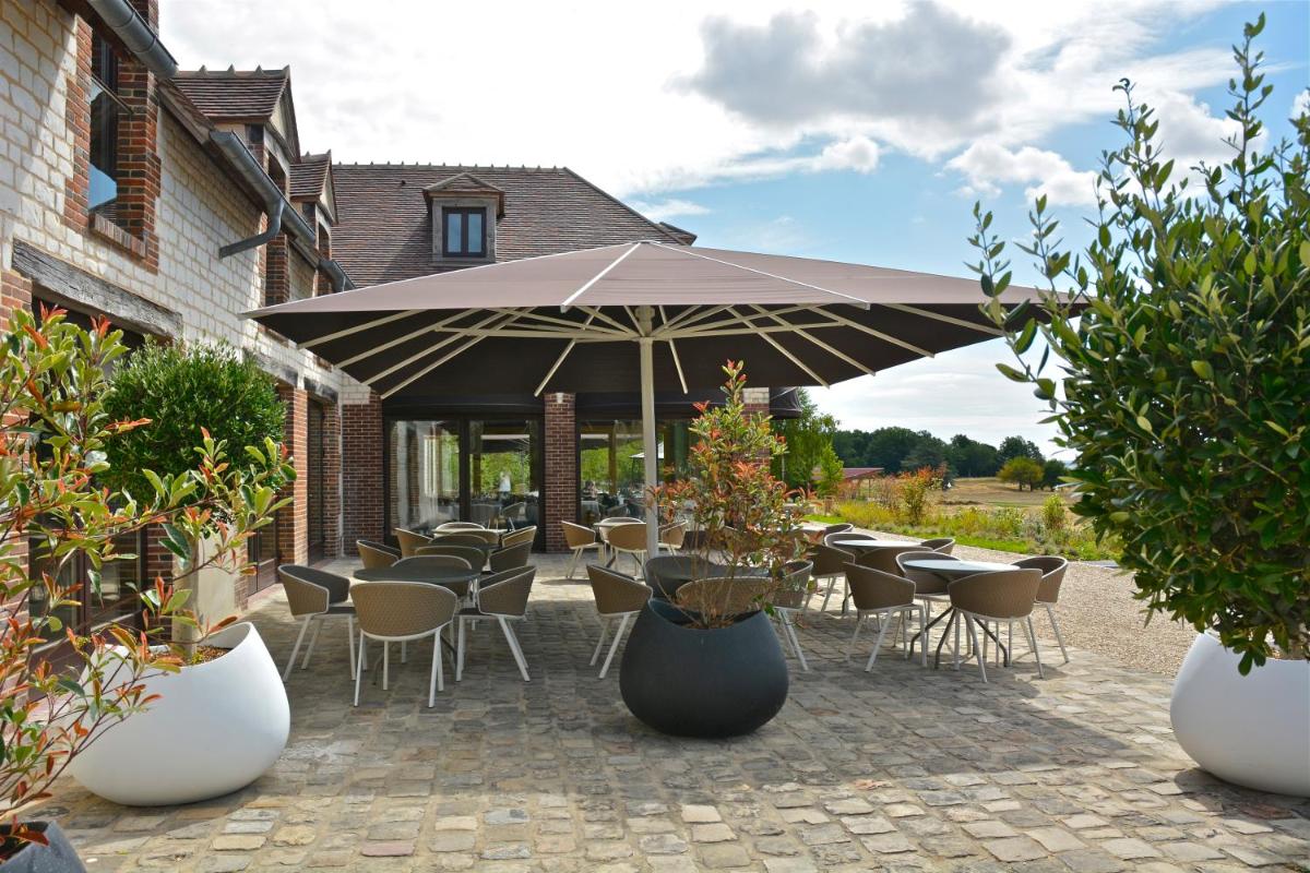 Jardin de l'établissement Domaine Du Roncemay - Hôtel, Restaurants, Spa & Golf