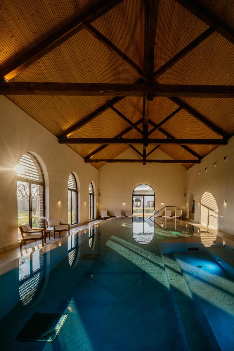 Piscine de l'établissement Domaine Du Roncemay - Hôtel, Restaurants, Spa & Golf ou située à proximité