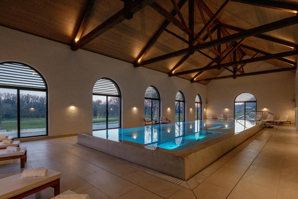 Piscine de l'établissement Domaine Du Roncemay - Hôtel, Restaurants, Spa & Golf ou située à proximité