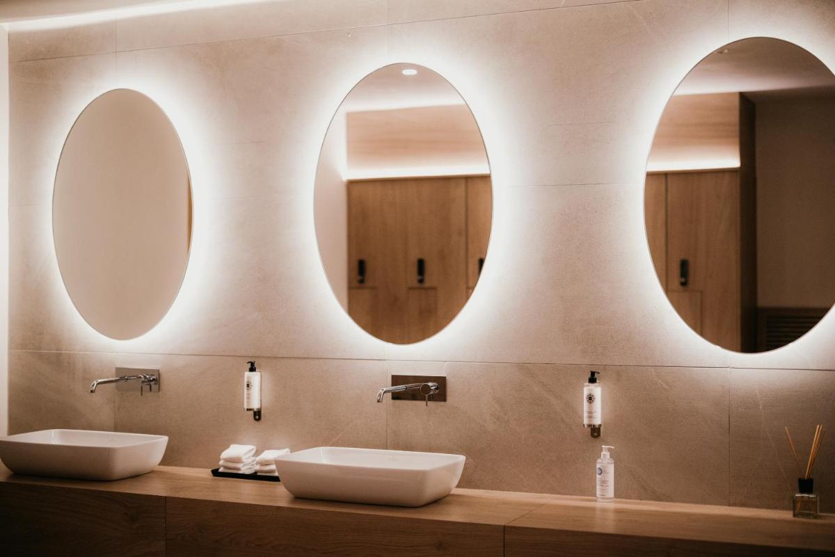 Salle de bains dans l'établissement Domaine Du Roncemay - Hôtel, Restaurants, Spa & Golf