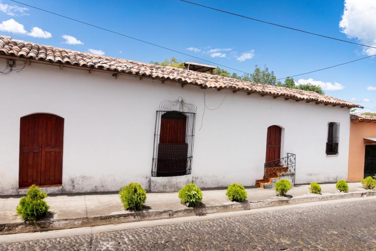 Hostal Delmy - Housity