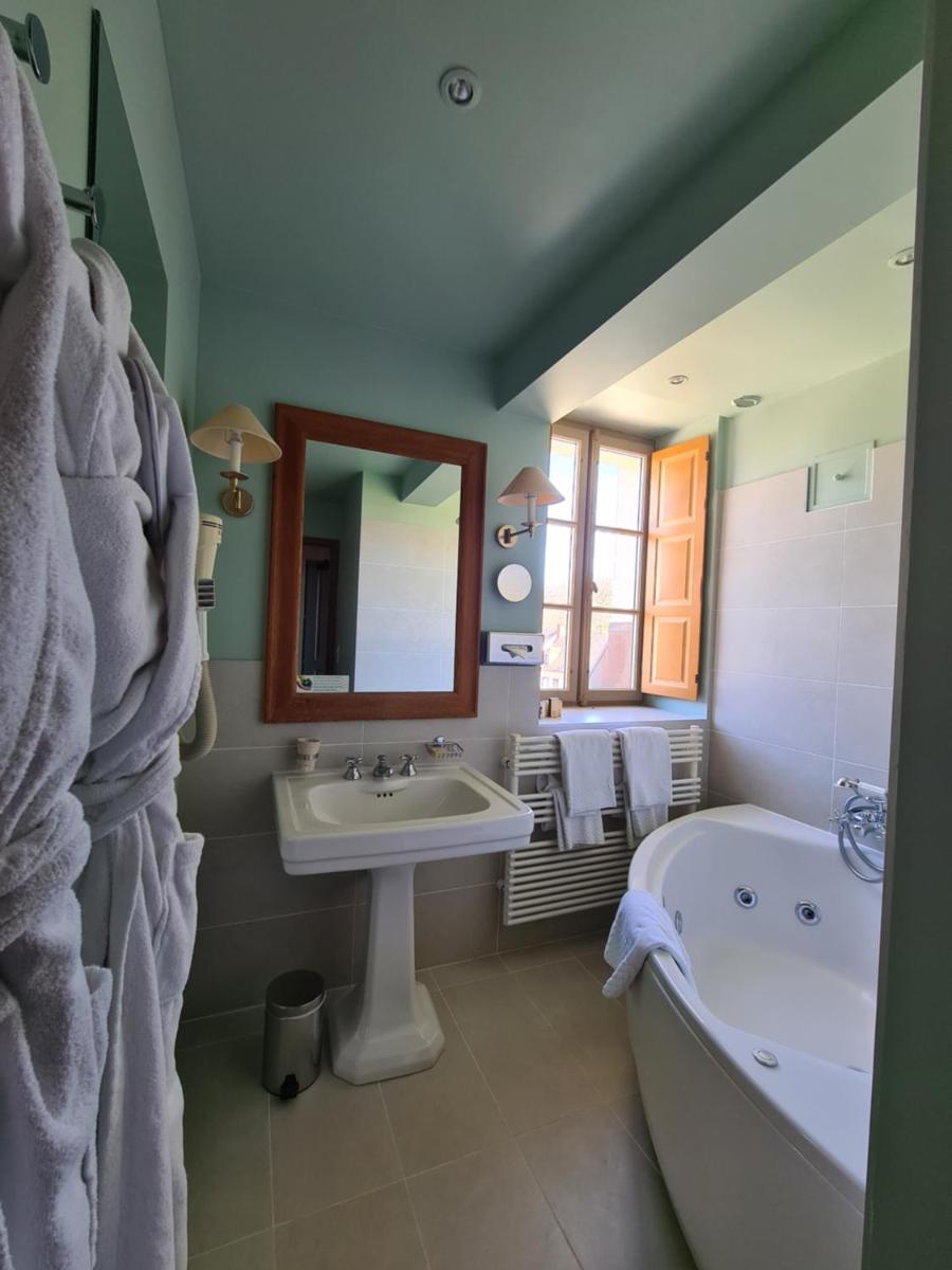 Salle de bains dans l'établissement Domaine Du Roncemay - Hôtel, Restaurants, Spa & Golf