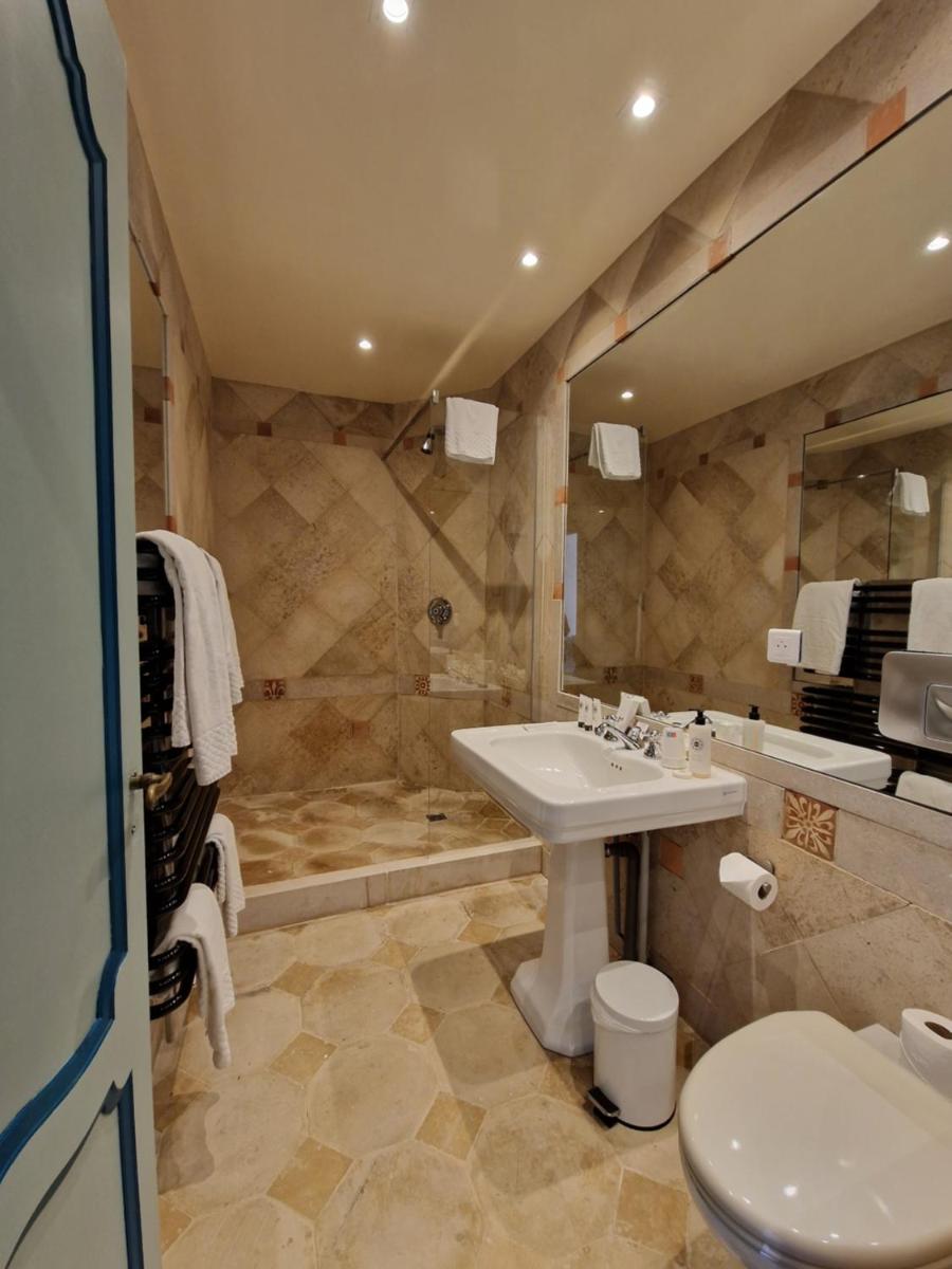 une salle de bains avec lavabo, douche et toilettes dans l'établissement Domaine Du Roncemay - Hôtel, Restaurants, Spa & Golf, à Aillant-sur-Tholon
