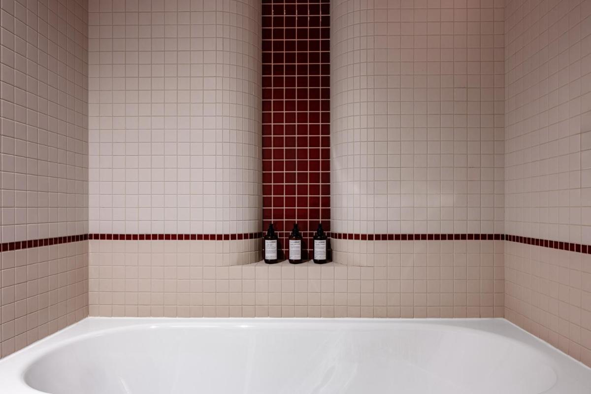 Salle de bains dans l'établissement Experimental Marais