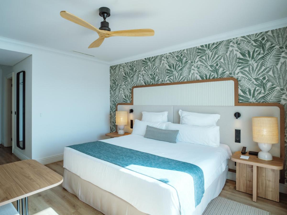 Uma cama ou camas num quarto em Dreams Madeira Resort Spa & Marina
