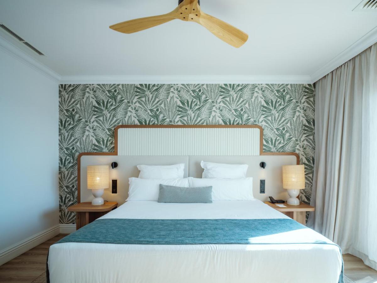 Uma cama ou camas num quarto em Dreams Madeira Resort Spa & Marina