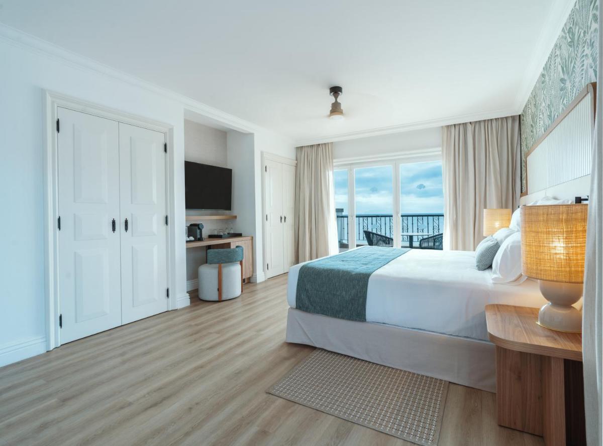 Uma cama ou camas num quarto em Dreams Madeira Resort Spa & Marina