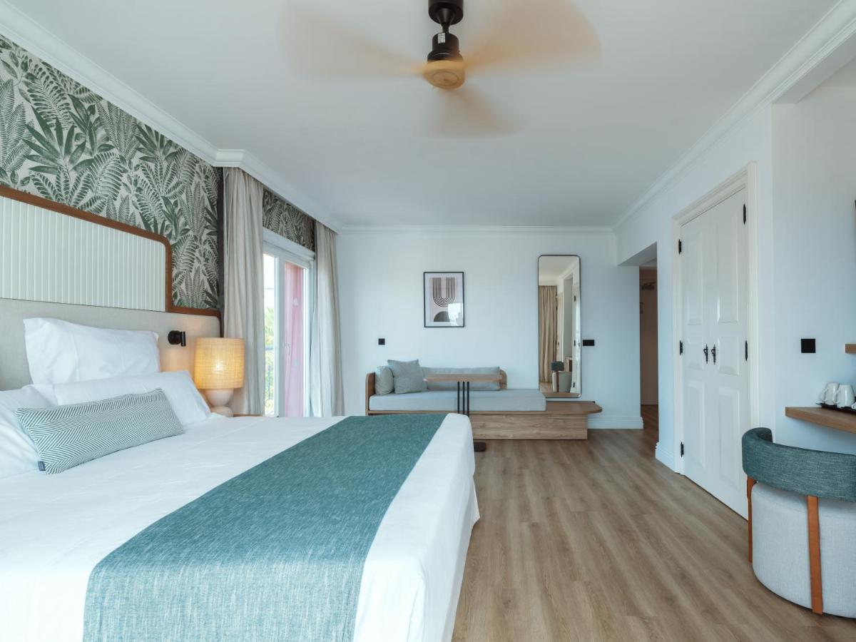 Uma cama ou camas num quarto em Dreams Madeira Resort Spa & Marina
