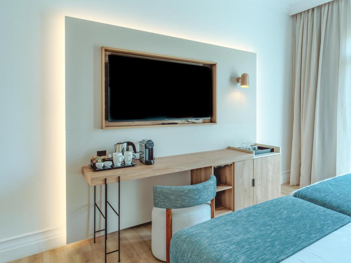 Uma televisão e/ou sistema de entretenimento em Dreams Madeira Resort Spa & Marina