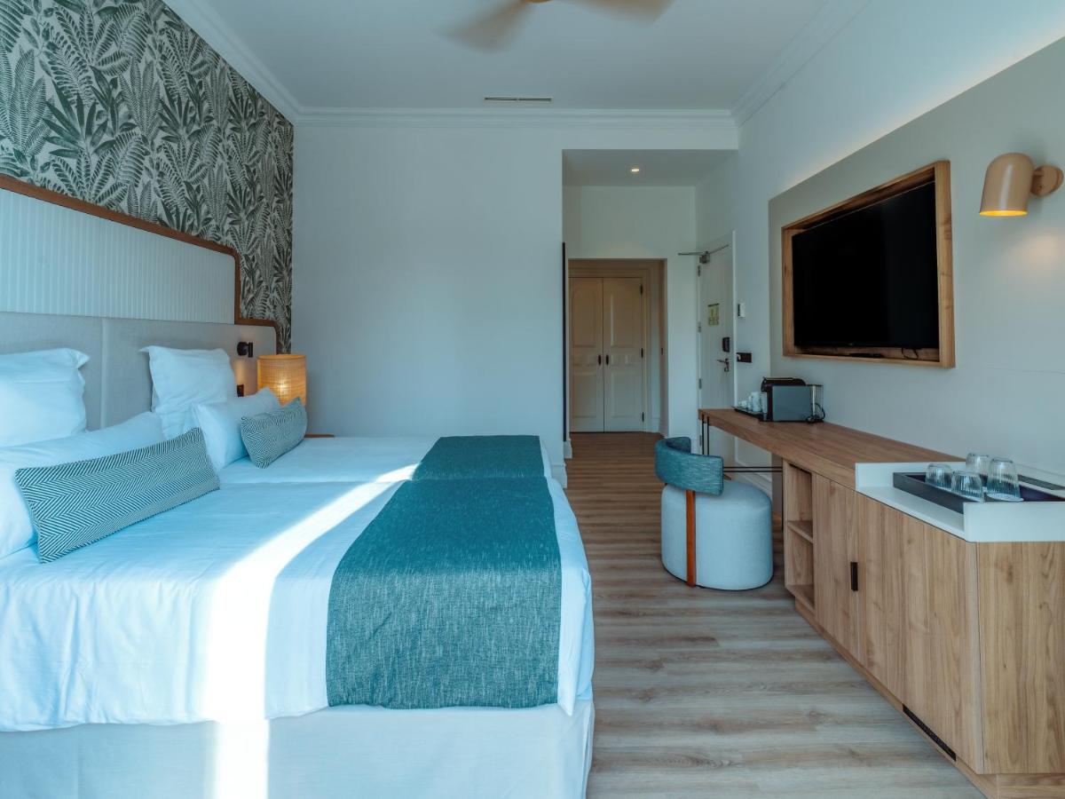 Uma cama ou camas num quarto em Dreams Madeira Resort Spa & Marina