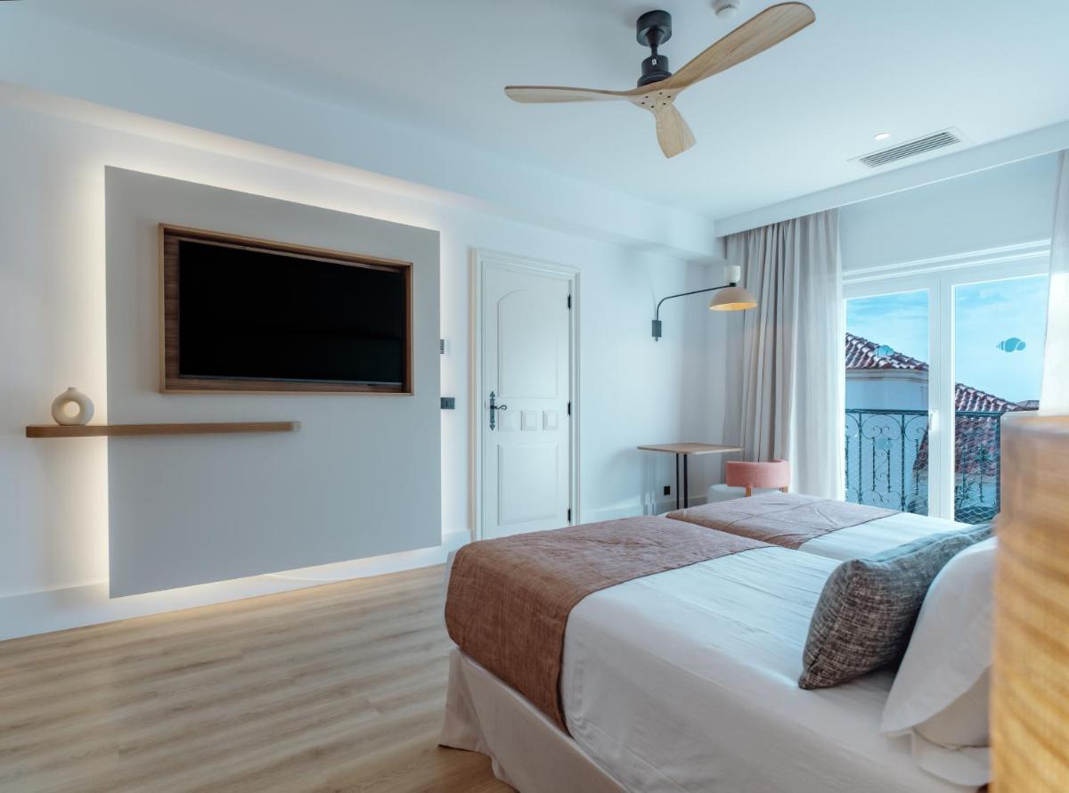 Uma cama ou camas num quarto em Dreams Madeira Resort Spa & Marina