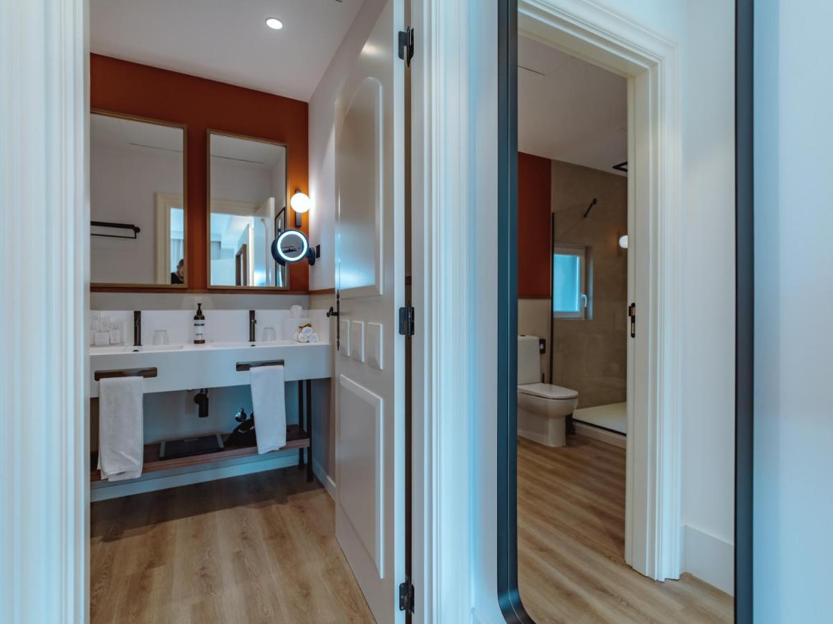 Uma casa de banho em Dreams Madeira Resort Spa & Marina