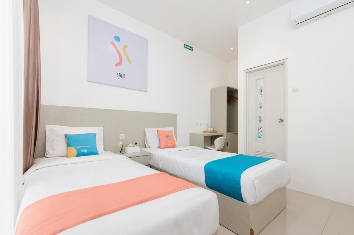 Sans Hotel La Vida Malang - Housity