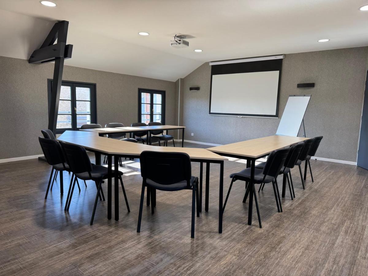 une salle de classe avec des tables et des chaises et un écran de projection dans l'établissement Logis La Venise Verte, à Soulaines-Dhuys