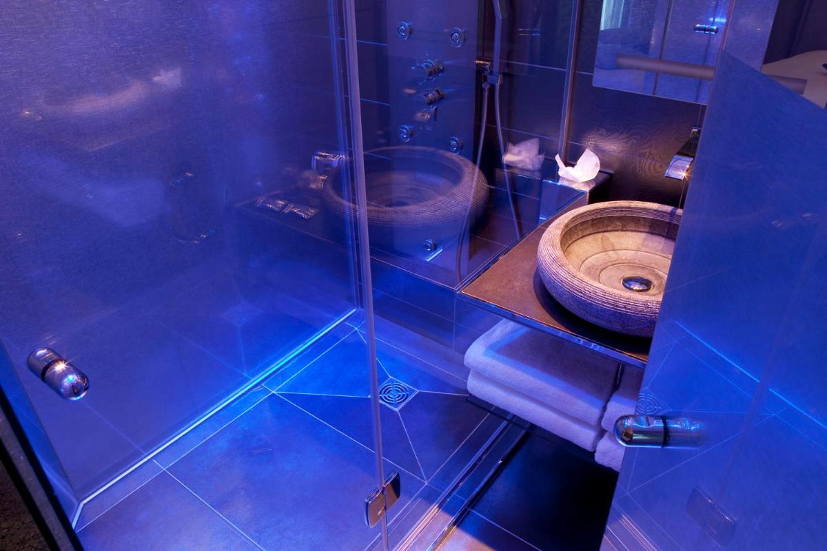 Salle de bains dans l'établissement Secret de Paris - Hotel & Spa