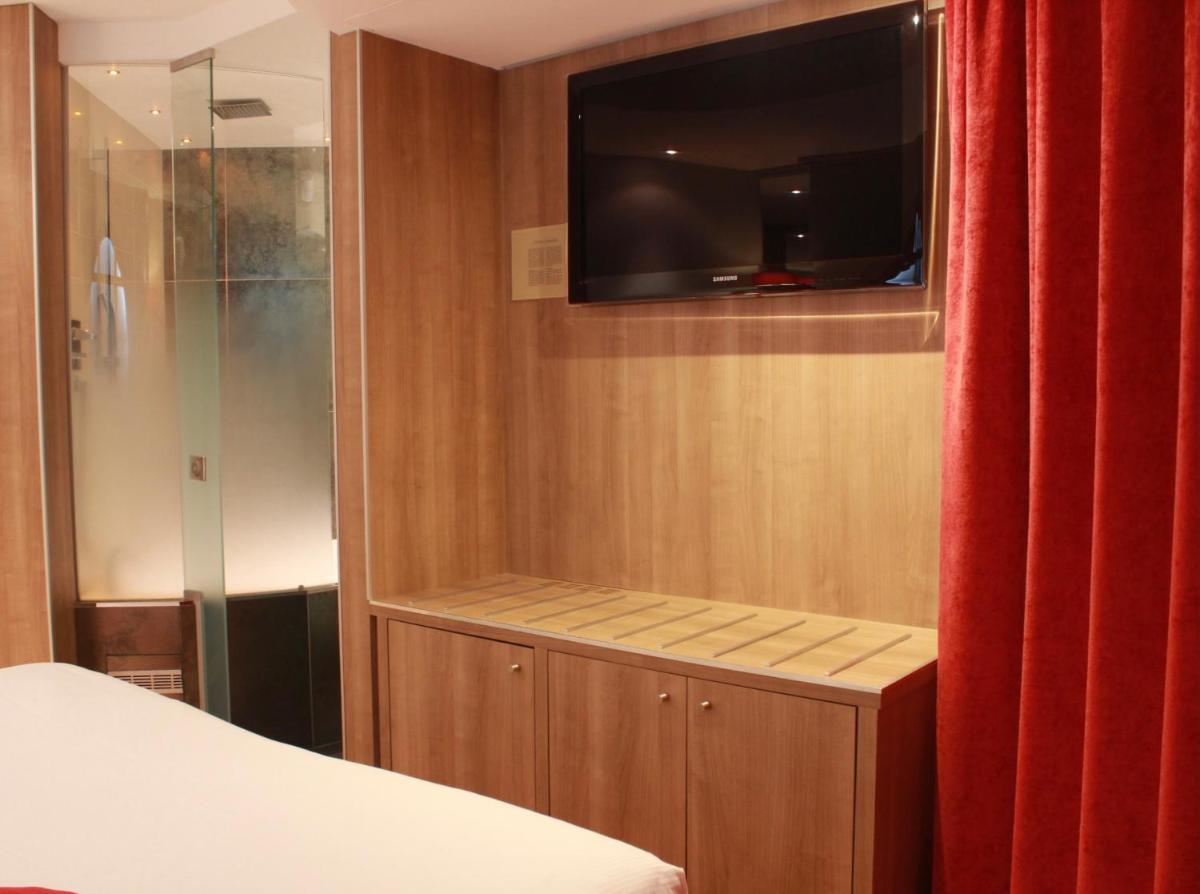 Télévision ou salle de divertissement dans l'établissement Secret de Paris - Hotel & Spa