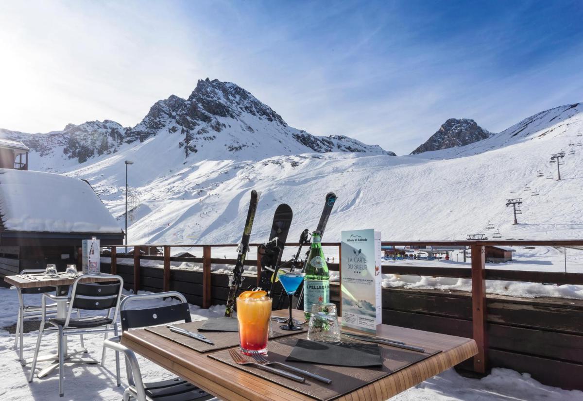 une table avec des boissons au sommet d'une montagne enneigée dans l'établissement Hôtel Tignes Le Diva, à Tignes