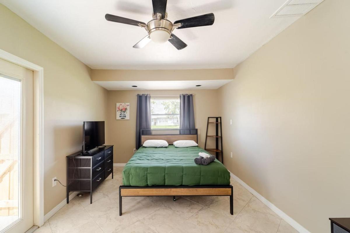 Serene Escape Cozy Home close to Beaches - Housity