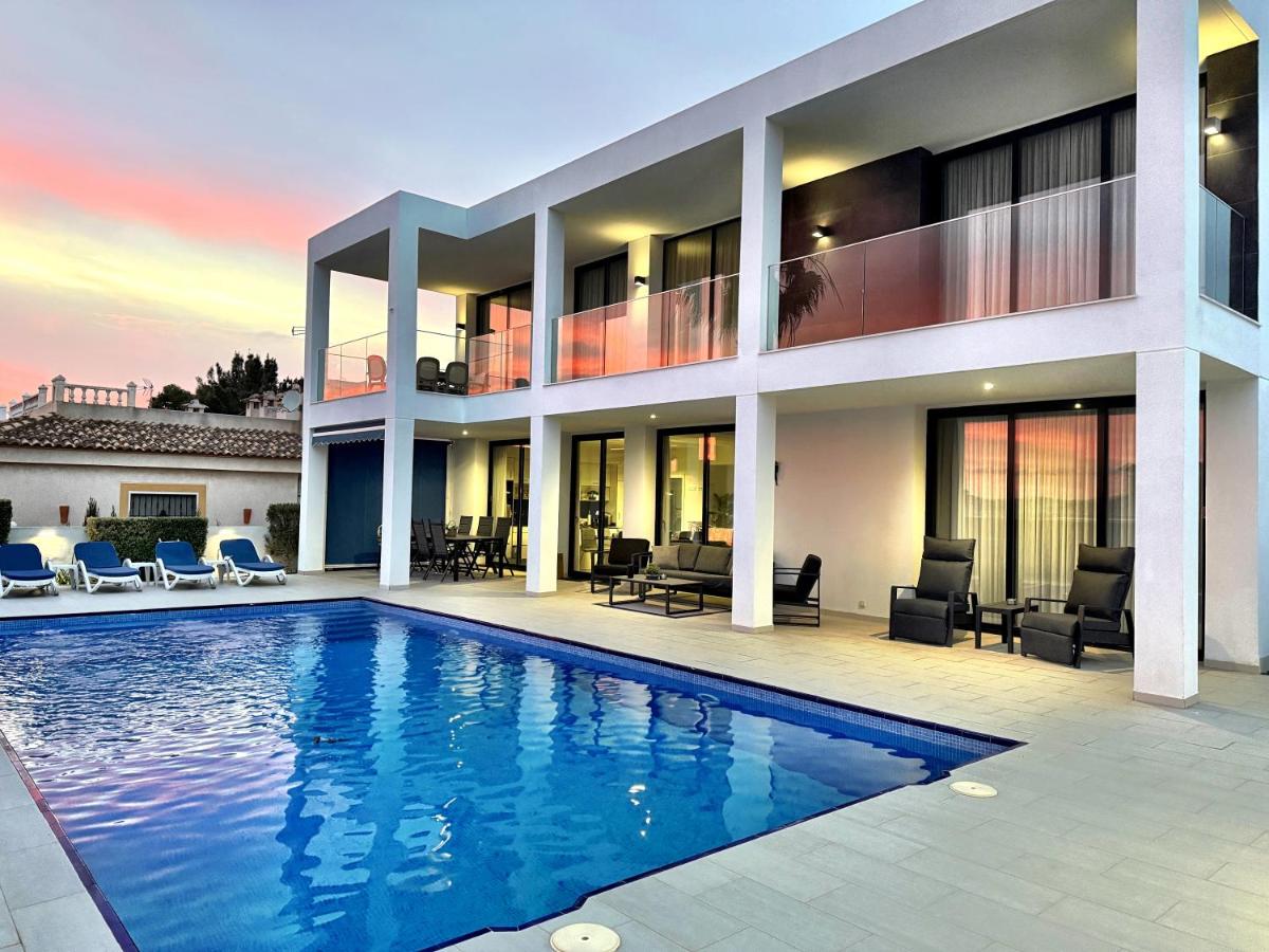 Luxury villa with large swimming pool and outdoor area - Housity
