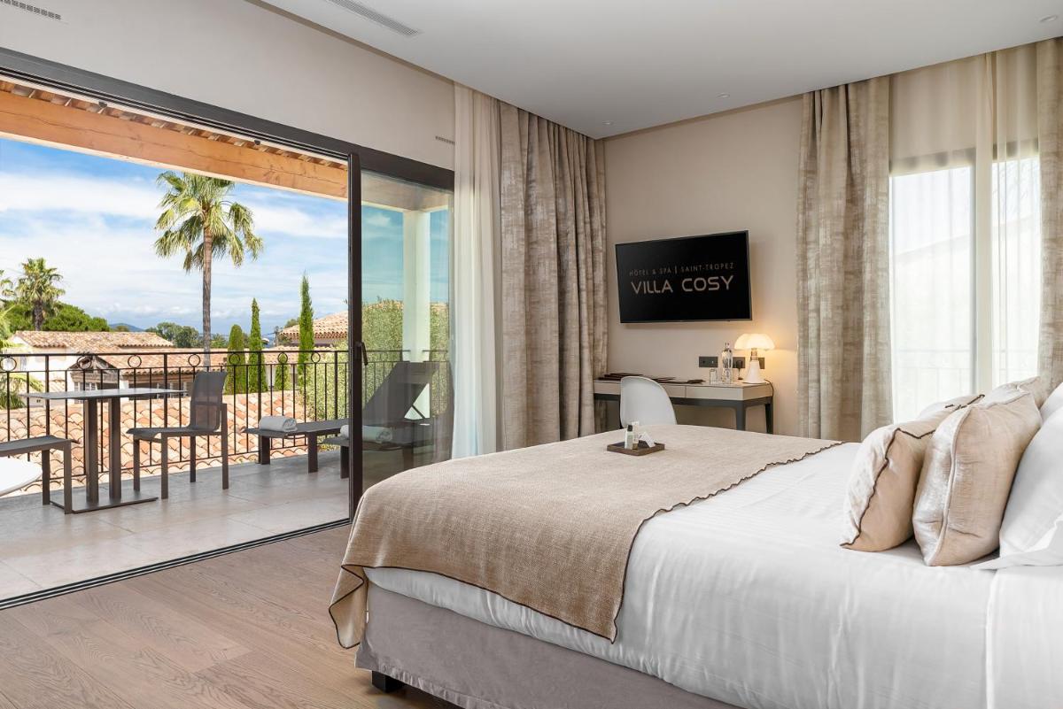 une chambre avec un lit et un balcon avec vue dans l'établissement Villa Cosy, hotel & spa, à Saint-Tropez 47 autres photos